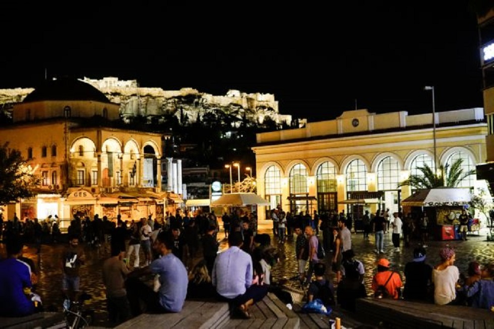 Κορωνοϊός : «Βούλιαξαν» οι πλατείες το τελευταίο βράδυ «ελευθερίας» – Σε νυχτερινή καραντίνα πλέον 5,5 εκατ. πολίτες