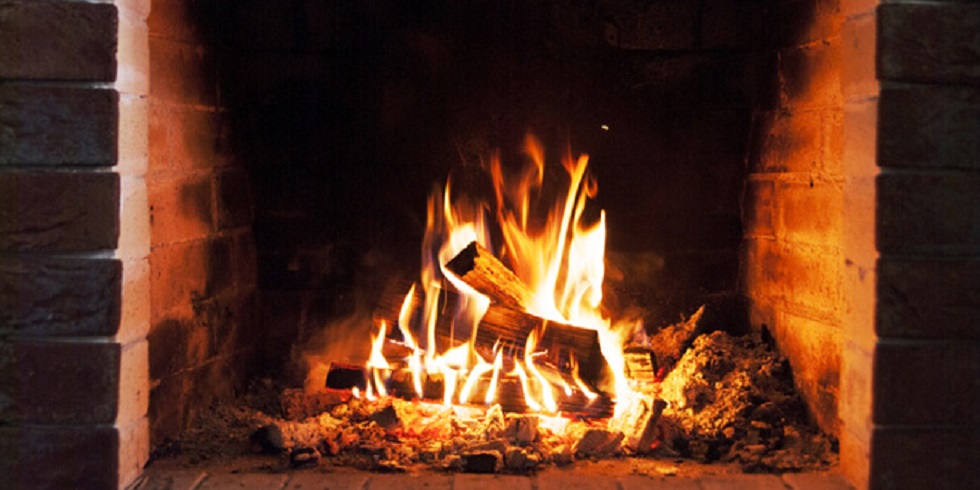Τα τζάκια θα εντείνουν τη διασπορά του κορωνοϊού: Έκκληση να μην κάψουμε ξύλα φέτος!