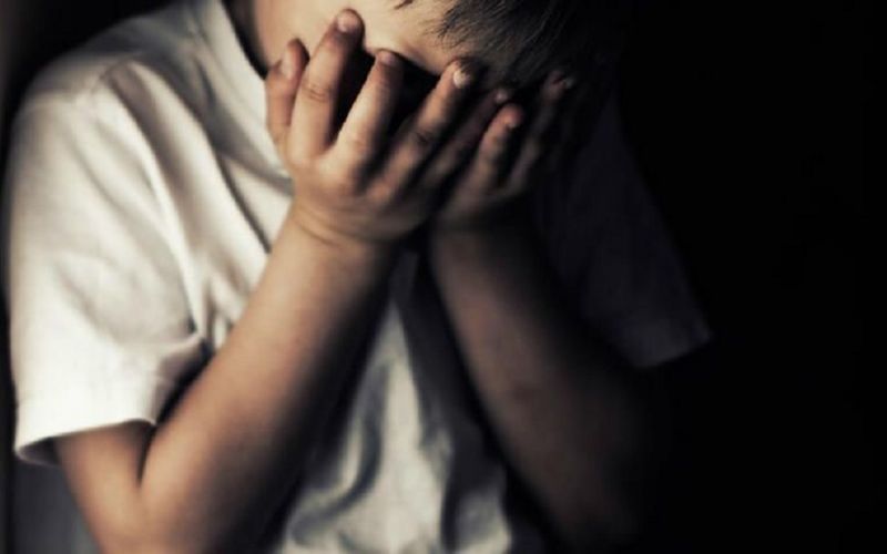 Θεσσαλονίκη : Βασάνιζαν 5χρονο αγοράκι – Έσβηναν τσιγάρα πάνω του και χτυπούσαν το κεφάλι του στον τοίχο