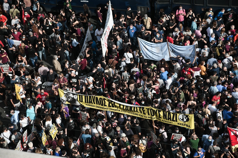 Δίκη Χρυσής Αυγής :  Χιλιάδες κόσμου έξω από το δικαστήριο, συγκλονίζουν τα πανό των διαδηλωτών