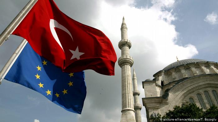 DW : Αιχμές Κομισιόν για την τουρκική προκλητικότητα