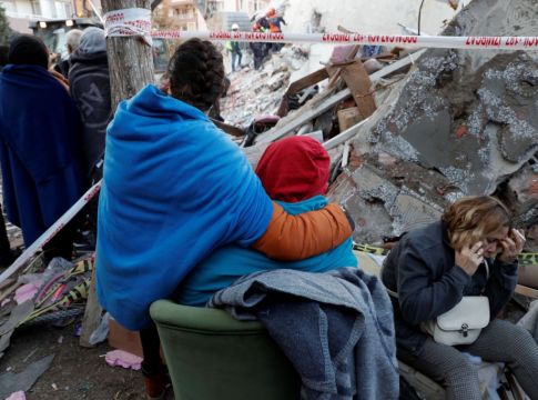 Στους 26 οι νεκροί στη Σμύρνη από τον σεισμό – Αγωνία για τους παγιδευμένους στα συντρίμμια