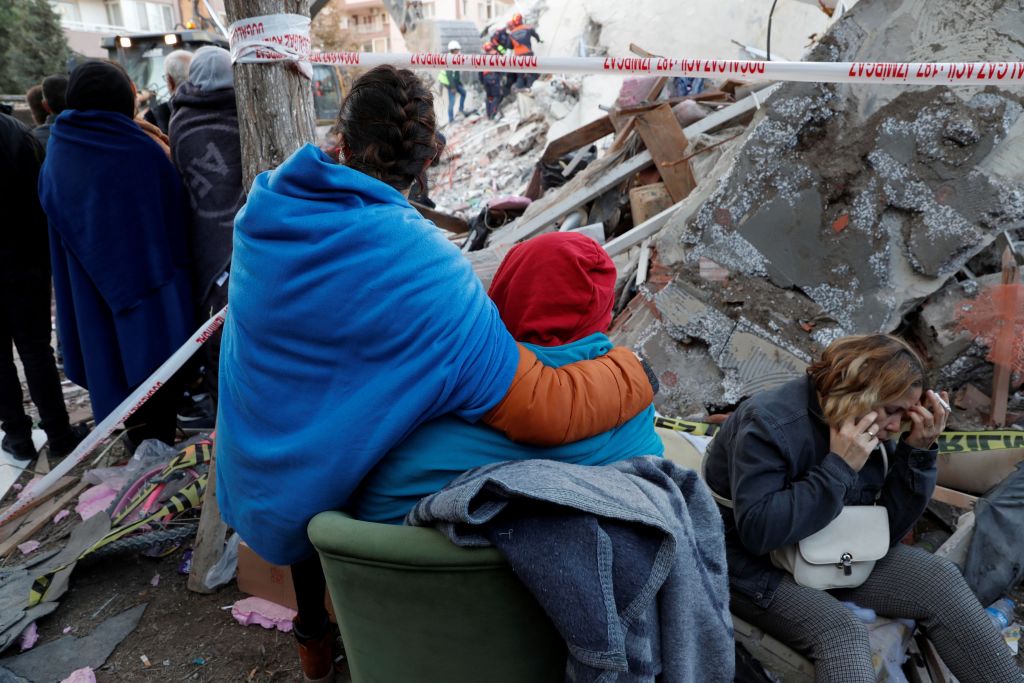 Στους 26 οι νεκροί στη Σμύρνη από τον σεισμό – Αγωνία για τους παγιδευμένους στα συντρίμμια