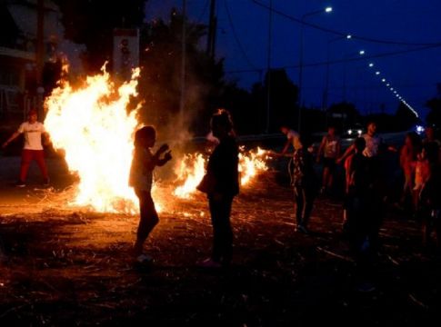 Χάος από τις συγκεντρώσεις Ρομά σε όλη τη χώρα – Στήνουν οδοφράγματα για τη δολοφονία του 18χρονου