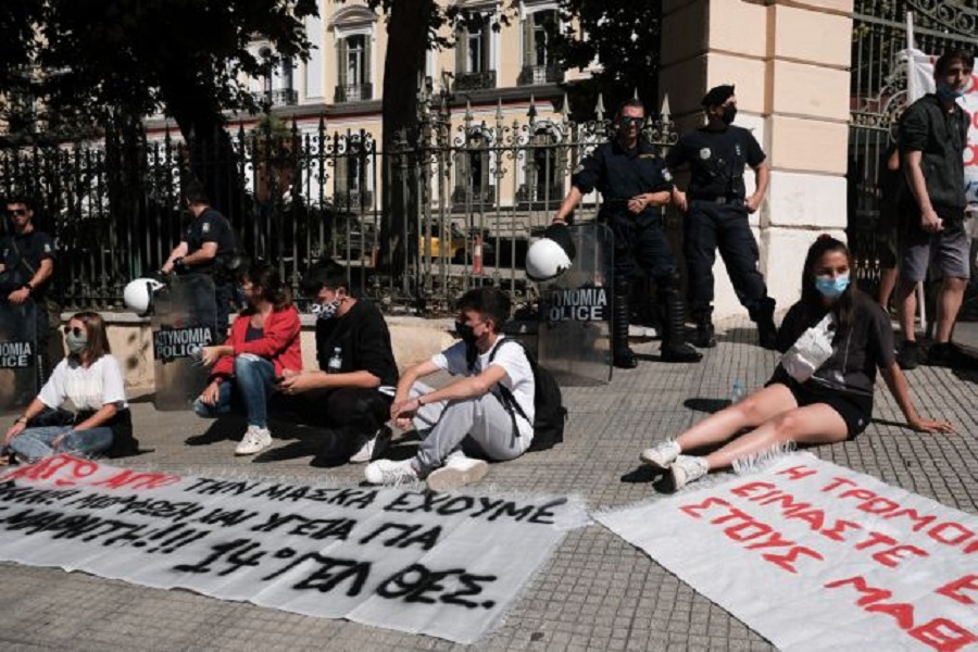 Με τσαμπουκάδες δεν νουθετείς τους μαθητές