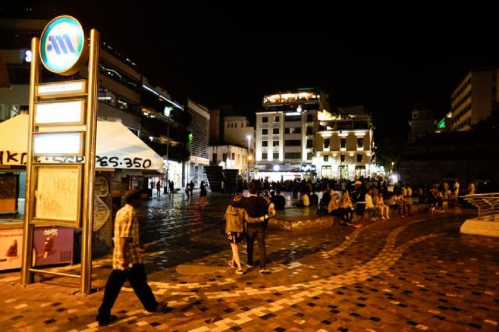Κορωνοϊός : Χωρίς τέλος τα πάρτι στις πλατείες – Συνωστισμός και απουσία μέτρων προστασίας