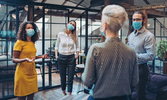 Κορωνοϊός : Σε τι απόσταση φτάνουν σταγονίδια όταν συζητάμε