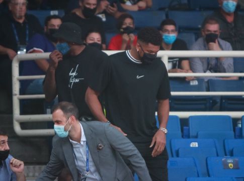 Αντετοκούνμπο : Πανηγυρίζει τα καλάθια της ΑΕΚ στον τελικό