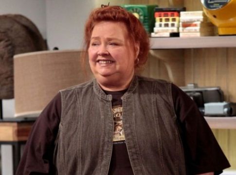 Πέθανε η «Μπέρτα» του Two and a Half Men – Το συγκινητικό μήνυμα του Τσάρλι Σιν
