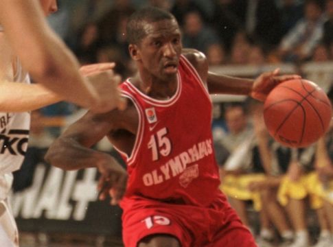 Η Euroleague θυμήθηκε το πρώτο παιχνίδι της διοργάνωσης σε «ερυθρόλευκη» απόχρωση (pics, vid)