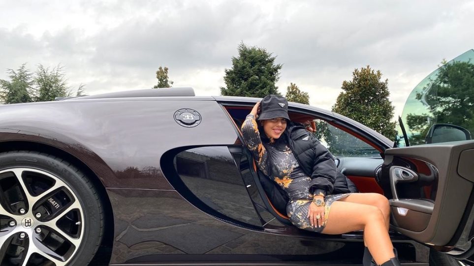 Η «καυτή» Τζορτζίνα Ροντρίγκεζ ποζάρει μέσα σε αυτοκίνητο αξίας 1,9 εκατ. ευρώ