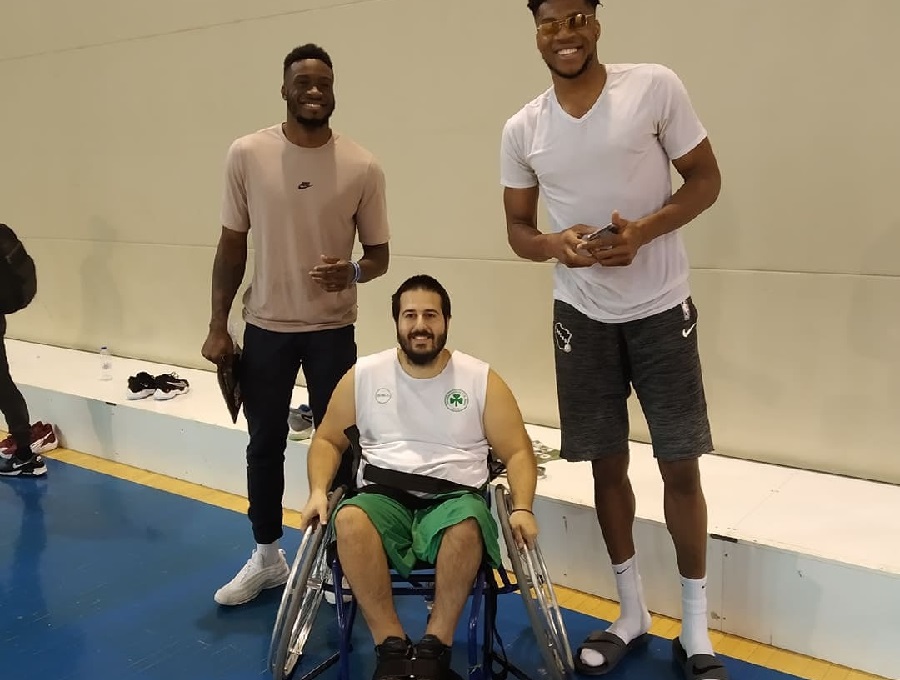 Παναθηναϊκός : Γιάννης και Θανάσης Αντετοκούνμπο δίπλα στην ομάδα μπάσκετ με αμαξίδιο
