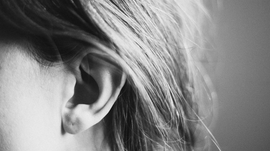 Κορωνοϊός : Μπορεί πράγματι να προκαλέσει απώλεια ακοής;