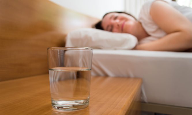 Γιατί να μην αφήνεις ποτήρι με νερό δίπλα στο κρεβάτι