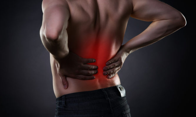 Πόνος χαμηλά στην πλάτη : Γιατί συμβαίνει και τι να κάνετε για να μειωθεί