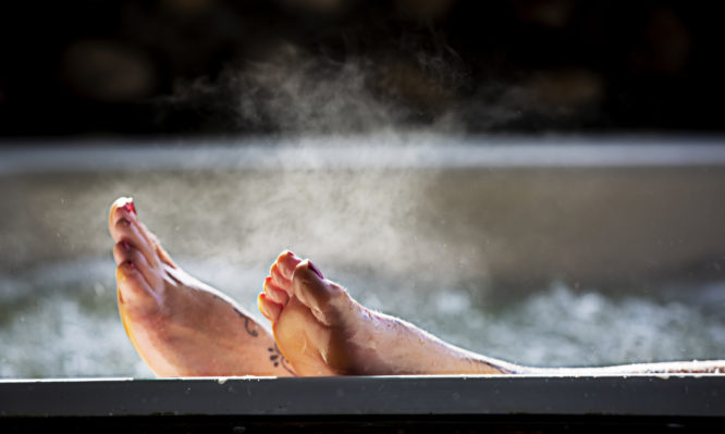Τι παρατήρησαν οι επιστήμονες στην υγεία όσων κάνουν μπάνιο σε πολύ ζεστό νερό