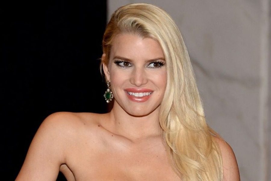 Jessica Simpson : Έχασε 45 κιλά και εντυπωσιάζει με το γραμμωμένο σώμα της