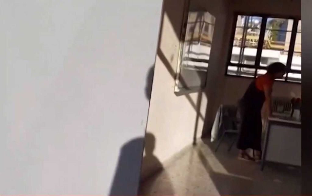 Κορωνοϊός : Συνελήφθη η καθηγήτρια που δεν φορούσε μάσκα σε λύκειο στον Υμηττό