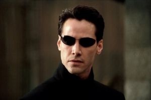 Στο «σφυρί» η στολή του Κιάνου Ριβς στο Matrix Reloaded και άλλα αναμνηστικά ταινιών