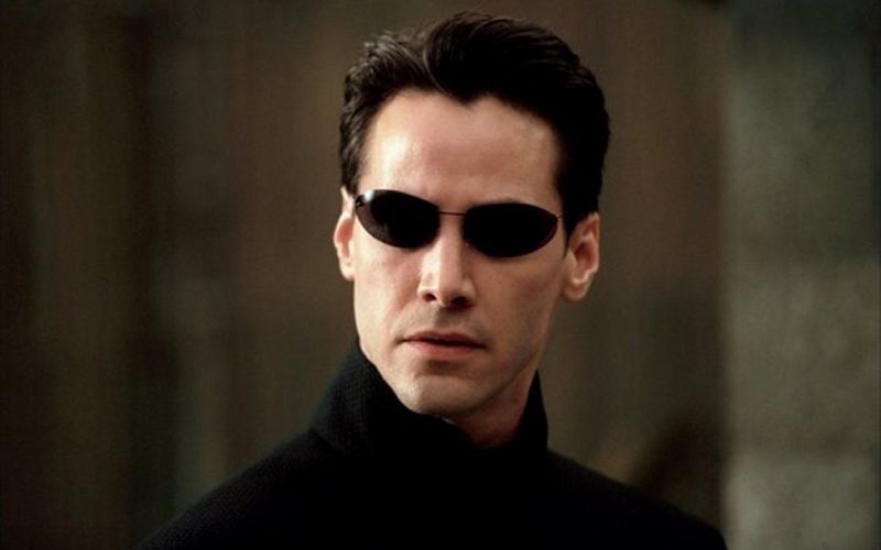 Στο «σφυρί» η στολή του Κιάνου Ριβς στο Matrix Reloaded και άλλα αναμνηστικά ταινιών