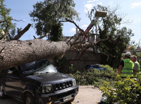 Νέο Ηράκλειο : Τρεις τραυματίες, καταστροφές σε ΙΧ και σπίτια