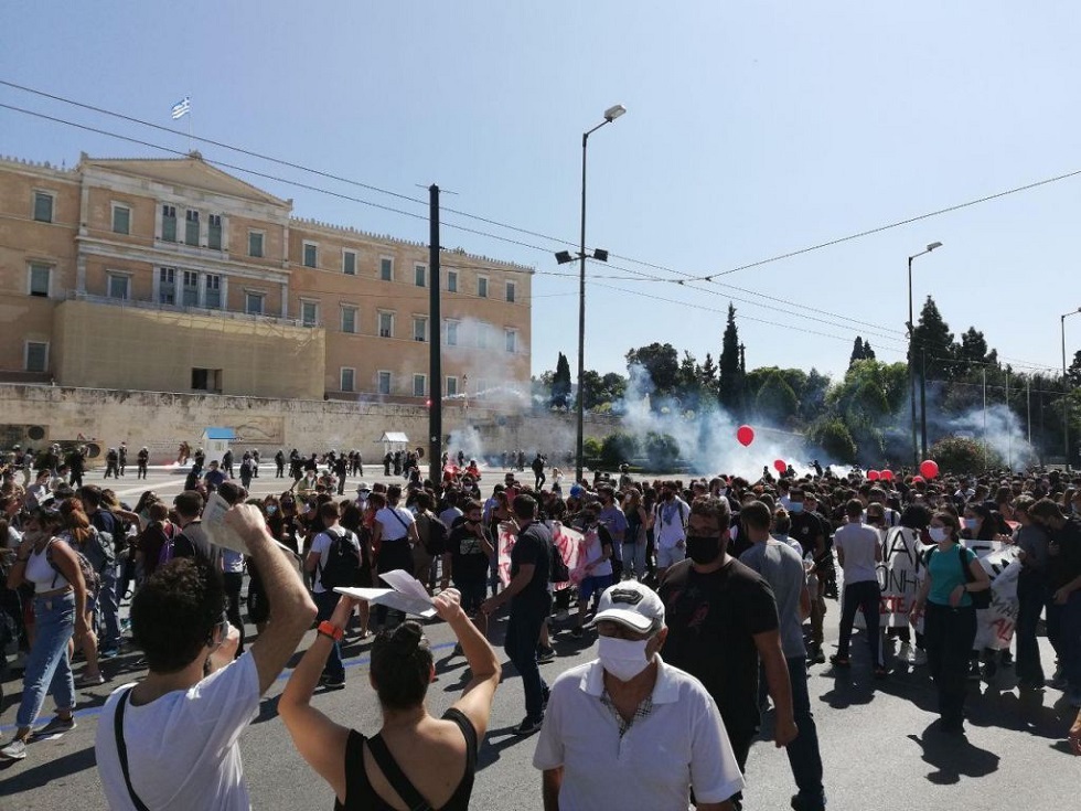 Μαθητικό και πανεκπαιδευτικό συλλαλητήριο – Πολύς κόσμος στα Προπύλαια, μολότοφ και χημικά