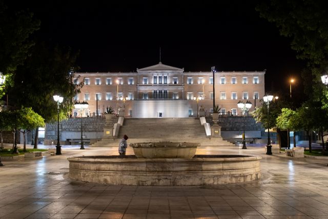 Κορωνοϊός : Η Αθήνα ερήμωσε ξανά – Άδειες πλατείες και δρόμοι μετά το νέο αρνητικό ρεκόρ κρουσμάτων