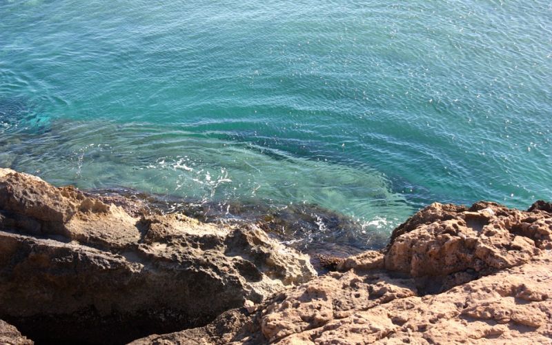 Ρόδος : Νεκροί 2 kitesurfers – Τους παρέσυραν οι άνεμοι στα βράχια