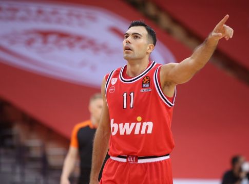 Ολυμπιακός – Φενέρμπαχτσε : Τρίποντο και φάουλ από τον Σλούκα (vid)