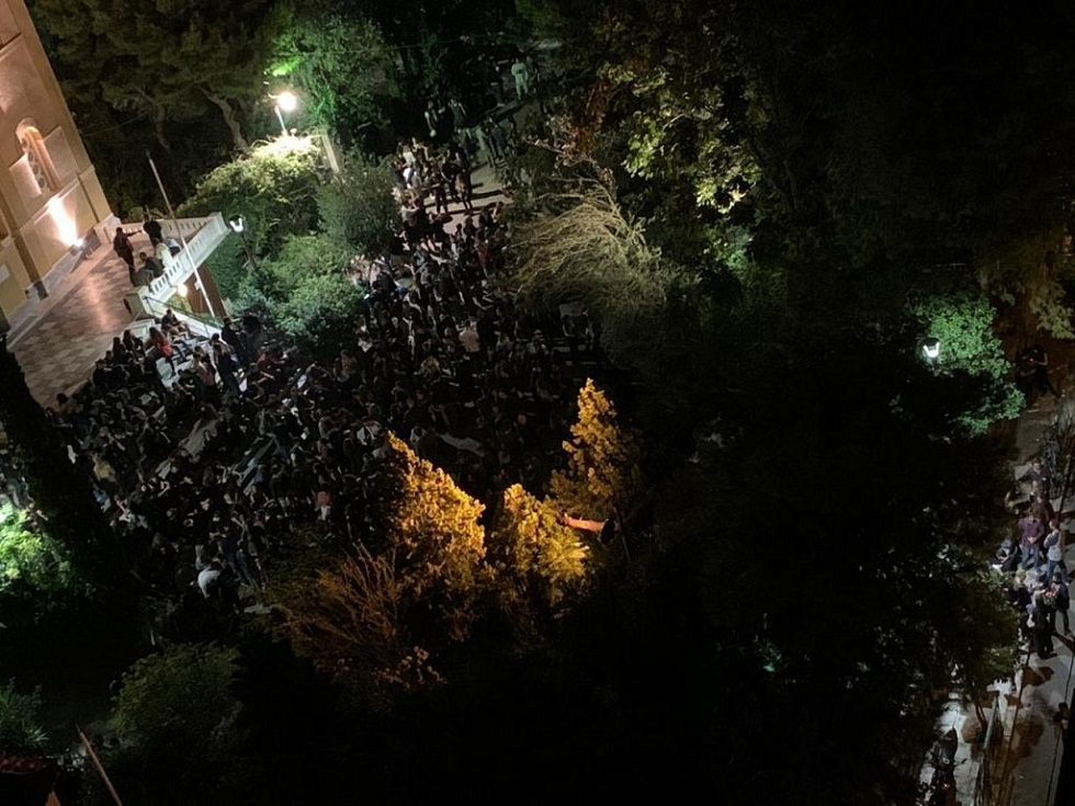Κορωνοϊός : Η Αττική φλέγεται και χιλιάδες κάνουν πάρτι χωρίς μέτρα ασφαλείας