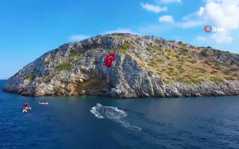 Τουρκία : Απίστευτη πρόκληση – Ύψωσαν τεράστια σημαία απέναντι από τα Ίμια