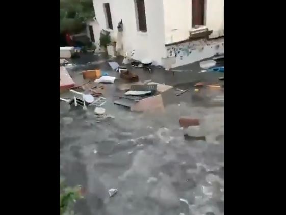 Μίνι τσουνάμι στη Σμύρνη μετά τον ισχυρό σεισμό – Ανατριχιαστικά βίντεο