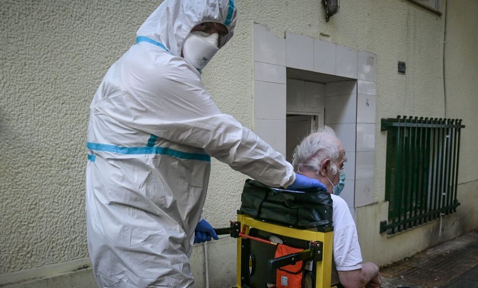 Γηροκομείο Αγ. Παντελεήμονα : Ακόμα τέσσερις θετικοί στον κορωνοϊό – Μεταφέρονται σε νοσοκομεία