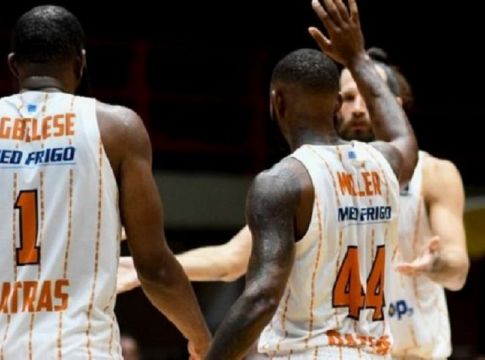 Εντυπωσιακό κάρφωμα του Τζέιμς κόντρα στη Ναντέρ (vid)