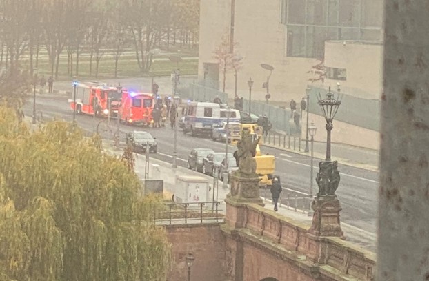 Συναγερμός στο Βερολίνο : Αυτοκίνητο έπεσε στην πύλη του γραφείου της Μέρκελ