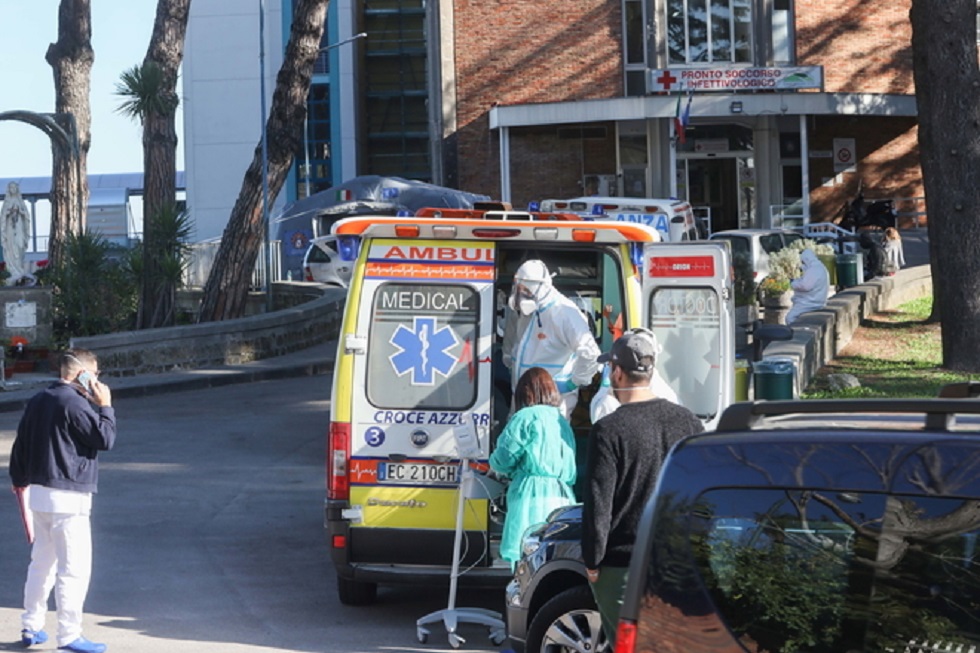 Κορωνοϊός : Εικόνες σοκ στην Ιταλία – Ασθενείς λαμβάνουν οξυγόνο στα αυτοκίνητα
