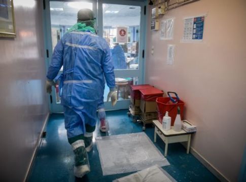 Σοκάρουν οι αριθμοί των κρουσμάτων σε Αττική και Θεσσαλονίκη