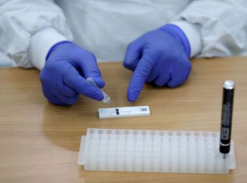 Κορωνοϊός : Ορίζεται πλαφόν τιμής για μοριακά και rapid τεστ
