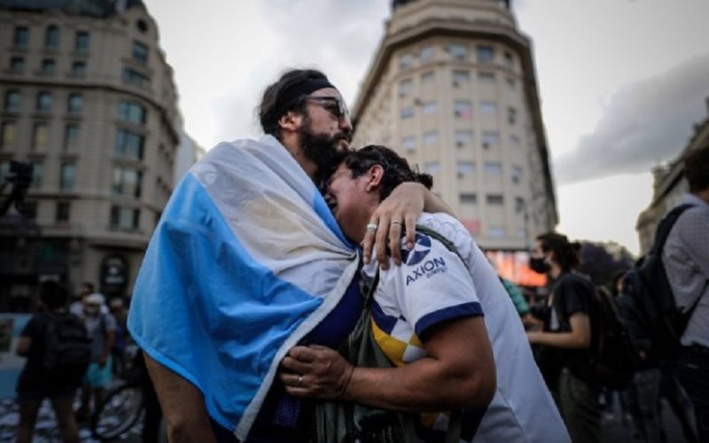 Άνοιξε η Casa Rosada για το τελευταίο «αντίο» στον Ντιέγκο (pic, vid)
