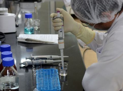 Ο Ηλίας Μόσιαλος συγκρίνει τα τρία εμβόλια