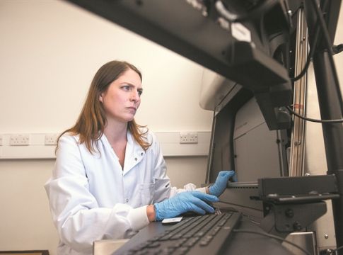 Επικεφαλής των ερευνών στην Οξφόρδη: «Δεν ξέρω αν θα επιστρέψουμε ποτέ στη ζωή όπως τη γνωρίζαμε»