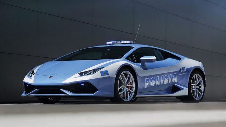 Lamborghini της αστυνομίας έφτασε τα 230 χλμ. μεταφέροντας νεφρό για μεταμόσχευση (vid)