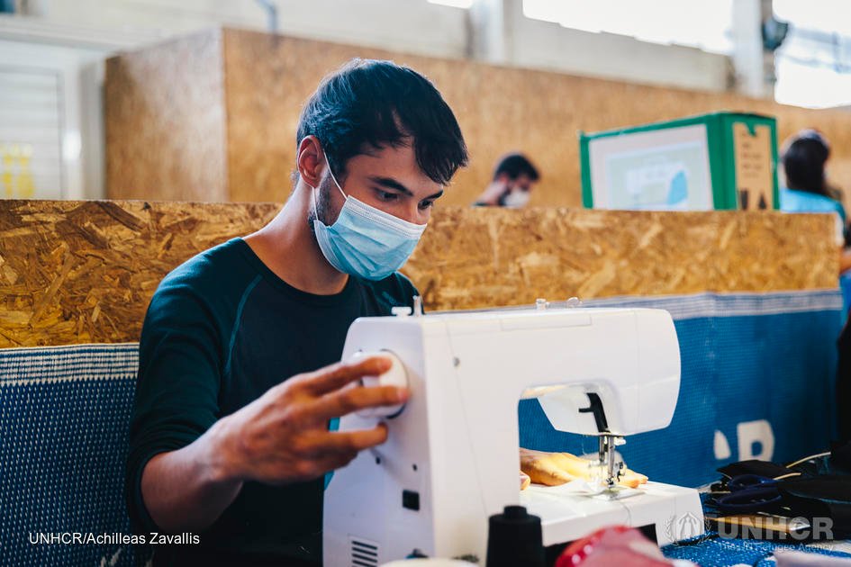 Κορωνοϊός : Πρόσφυγες στη Χίο αναλαμβάνουν δράση κατά του covid-19 φτιάχνοντας μάσκες