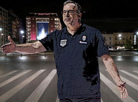 Μόνος στο σπίτι, αλά ελληνικά, με τον Σκουρτόπουλο