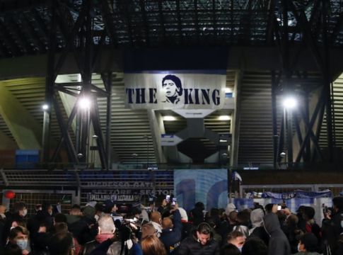 Ποια καραντίνα; «Κάηκε» η Νάπολη για το τελευταίο αντίο στον Θεό Μαραντόνα (vids)