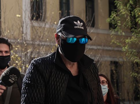 Στην Ευελπίδων με χειροπέδες ο Νότης Σφακιανάκης (vid)