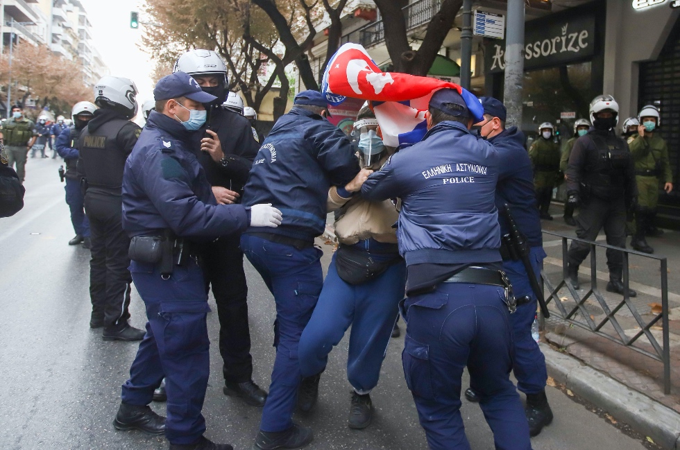 Πολυτεχνείο : Σοβαρά επεισόδια και στη Θεσσαλονίκη (pics, vids)