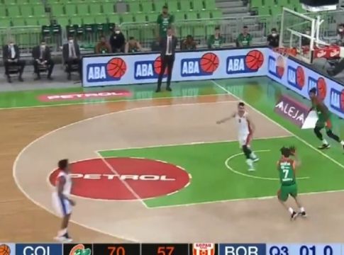 Το καλάθι της χρονιάς: Σκόραρε με ραβέρσα από την μία μπασκέτα στην άλλη! (vid)