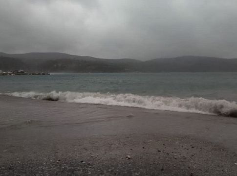 Καιρός : Καταιγίδες στο Ιόνιο προκαλεί το βαρομετρικό χαμηλό – Κρύο και βροχές και τη Δευτέρα