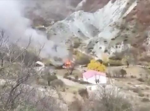 Καραμπάχ : Καίνε τα σπίτια τους πριν περάσουν στον έλεγχο του Αζερμπαϊτζάν